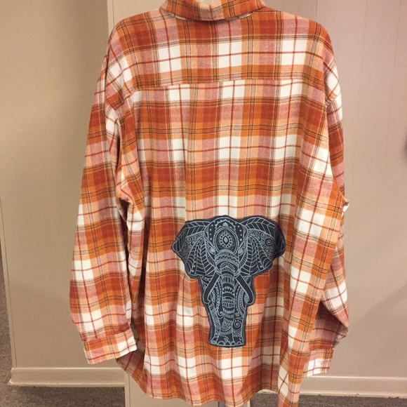 Unisex button down w/custom sewn Elephant detail - Picture 4 of 4